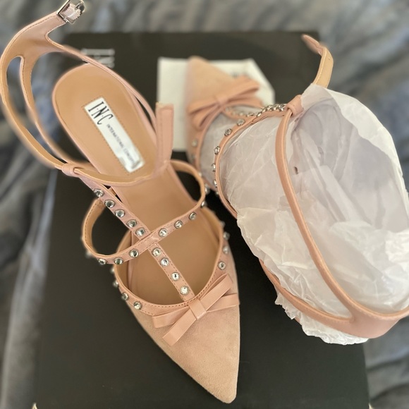 Low heel light pink/blush rhinestone pumps 7M - Picture 2 of 2